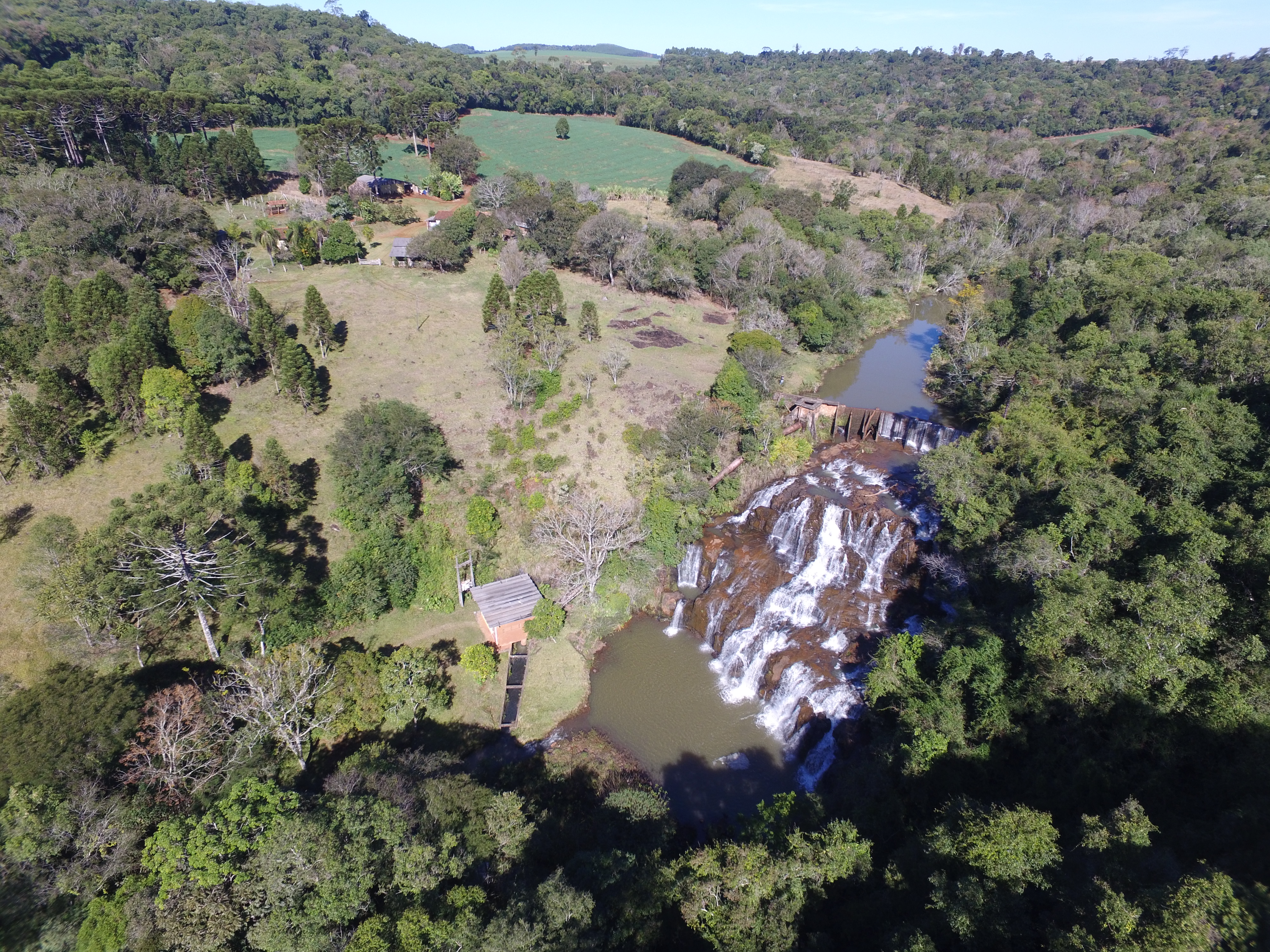 Vista ampla da barragem